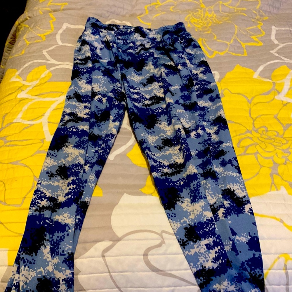 I’m selling leggings that can be used as sweat pants it’s blue and white